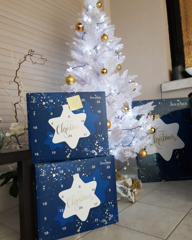 Jetzt noch unsere Tollen Adventskalender von Jean d'Arcel für nur 39€ bei uns sichern!
Der Kalender enthält 22 tolle Ampullen und 2 großartige Cremes für die Haut.